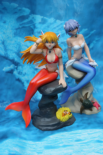 Asuka e Rei sono sirene, ma sono troppo pigre per nuotare.